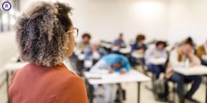 Com piso reajustado, professores terão aumento no salário e redução no Imposto de Renda