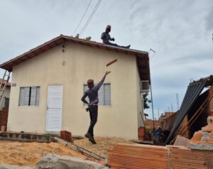 Prefeitura de Palmas entrega mais de 7 mil telhas, realiza reparos em 160 casas e planeja novas reconstruções no Taquari