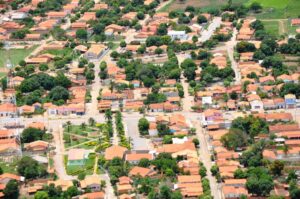 Com esposa na relatoria, votação secreta e só três vereadores, contas de ex-prefeito são anuladas em cidade do interior do Estado