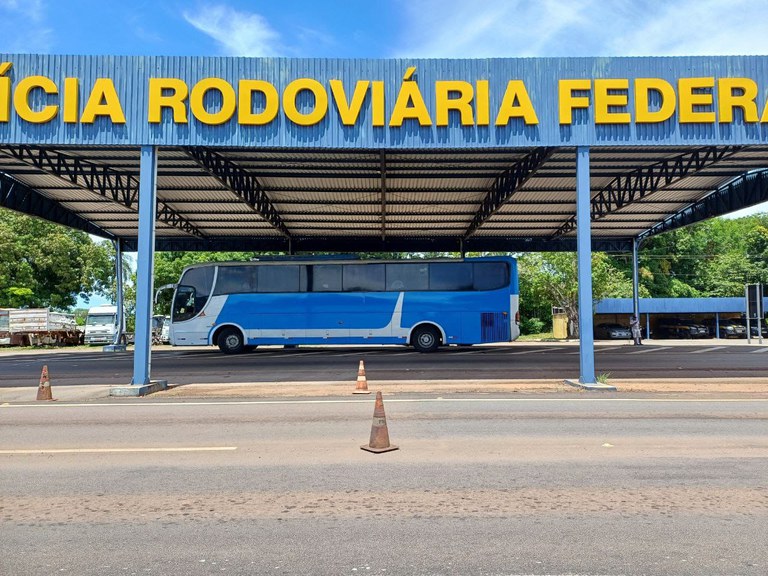 Ônibus irregular com 46 passageiros é autuado por transporte clandestino na BR-153, no sul do Tocantins