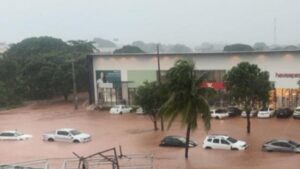 Chuva faz Córrego Neblina transbordar, invade postos e deixa motoristas ilhados em Araguaína