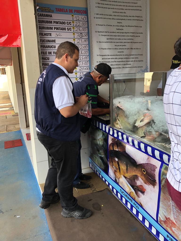 Fiscalização da AEM alerta para risco de peso enganoso na venda de peixes na Semana Santa; veja como evitar prejuízo