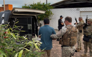 Operação mira grupo suspeito de vender CNH sem prova no Tocantins; polícia cumpre 10 prisões e 59 mandados de busca