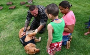 Centro de atendimento a autistas do Tocantins passa a oferecer terapia assistida por cães da Polícia Penal e PM