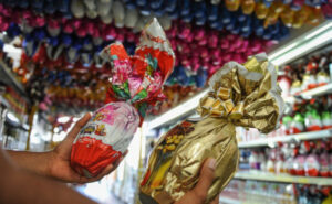 Ovos de Páscoa com brinquedos são alvo de fiscalização da AEM-TO; veja o que conferir