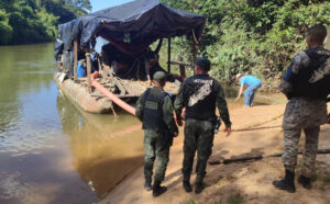 Garimpeiros fogem pela mata e abandonam dragas de ouro durante fiscalização da PM no interior do Tocantins