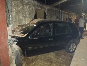 Motorista é preso por embriaguez após perder o controle e destruir muros de duas casas em Araguaína