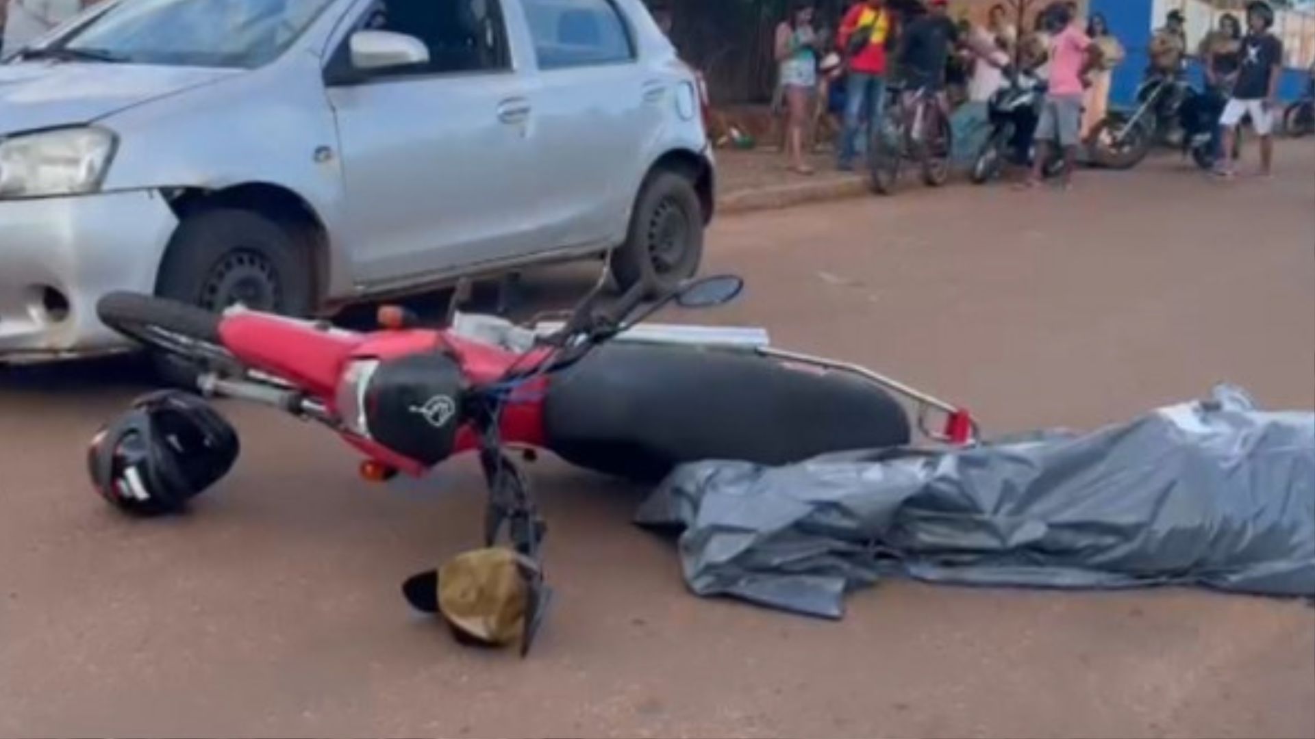 Motociclista morre após porta de carro atingir moto e provocar colisão com picape em Araguaína