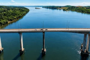 Após rachaduras e afundamento de ponte, governo autoriza operação emergencial de balsa entre Pedro Afonso e Tupirama