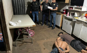 Suspeitos de se passarem por policiais para executar homem com 18 tiros dentro de casa são presos em Palmas