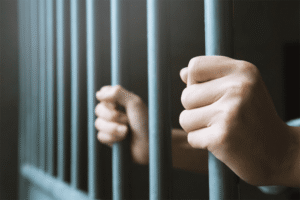 Homem é condenado a 13 anos por matar idoso e queimar corpo em fogueira após briga por imóvel no TO