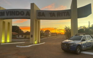 Motorista embriagado bate em caminhão estacionado em posto de combustíveis e acaba preso no interior do TO