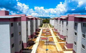 Primeiras 96 famílias recebem as chaves dos apartamentos de residencial popular em Palmas nesta quarta-feira, 17