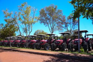 Prefeitura de Palmas e 16 associações rurais recebem máquinas agrícolas para atender pequenos produtores