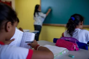 Sancionada lei que eleva para R$ 5,1 mil o piso nacional dos professores da educação básica pública