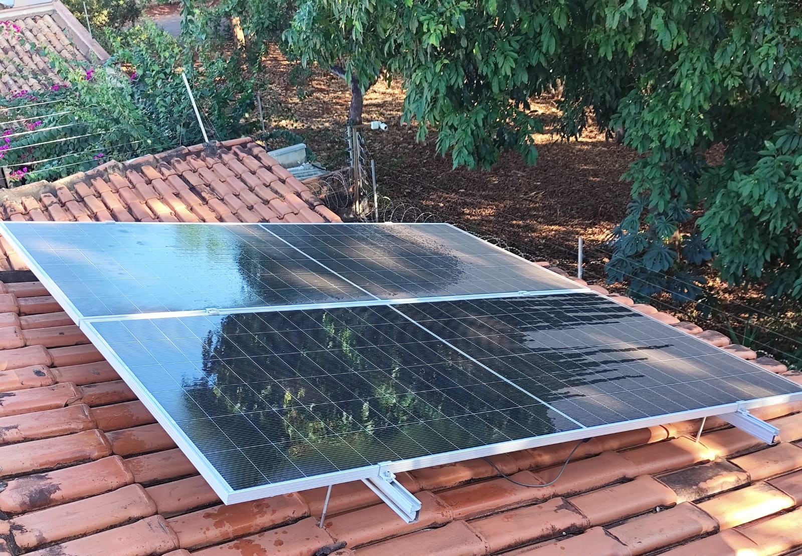 Limpeza de placas solares exige cuidados para evitar choque e quedas; veja orientações