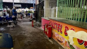 Estande da Feira da 304 Sul pega fogo em Palmas; prefeitura anuncia crédito para feirante atingido