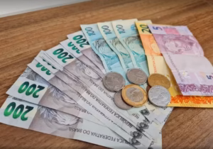 Salário mínimo pode subir R$ 120 em 2027 e chegar a R$ 1.741, prevê governo