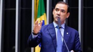 50 escolas, três hospitais e 1,4 mil alunos no exterior por semestre: o que diz o plano de Vicentinho Júnior