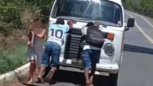 Alunos empurram Kombi para chegar à escola no norte do TO; mãe diz que transporte vive quebrado