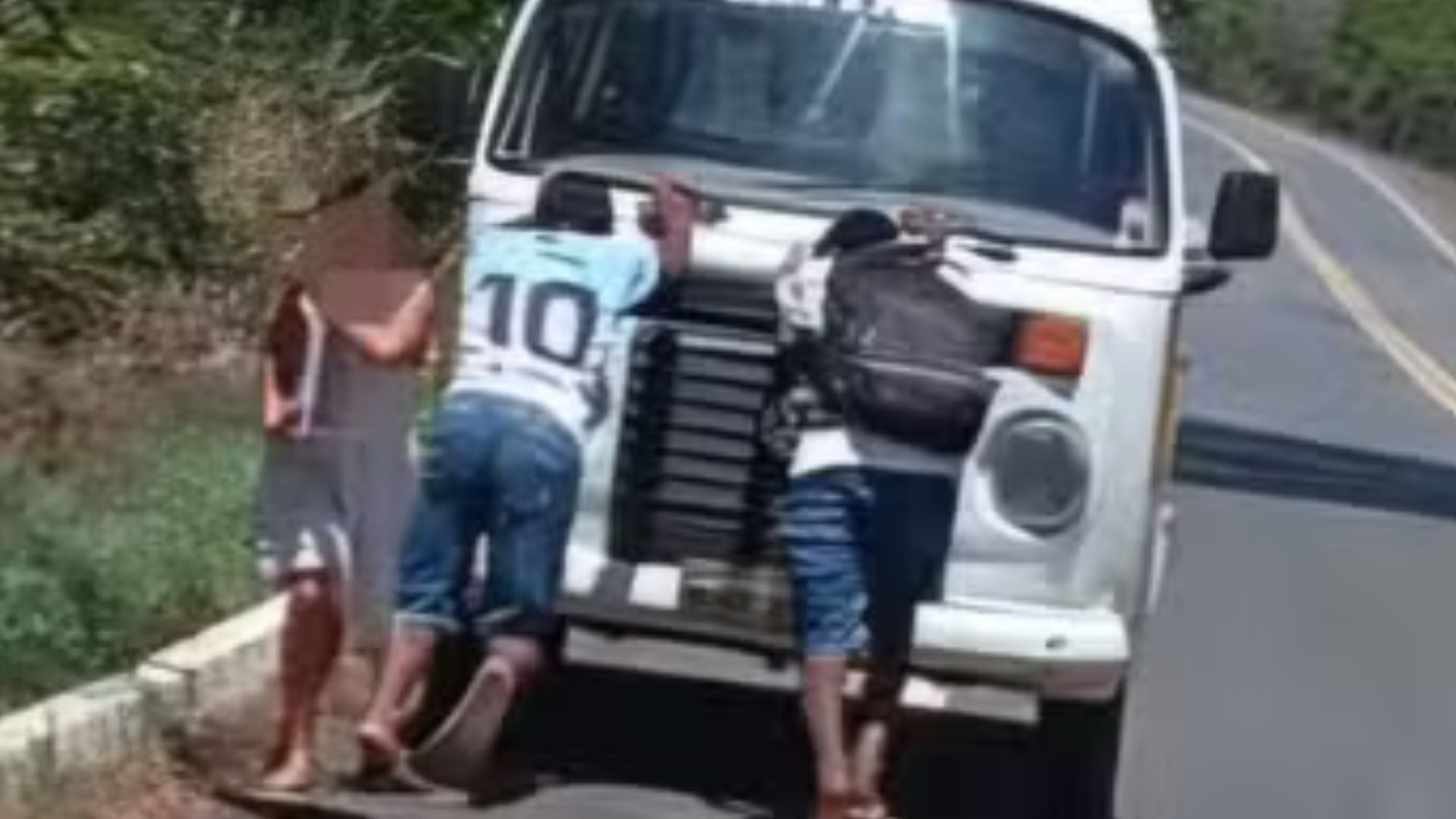 Alunos empurram Kombi para chegar à escola no norte do TO; mãe diz que transporte vive quebrado