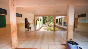 Alunos carregam baldes para usar banheiro e merenda é preparada com água contaminada em escola do TO, aponta MP Alunos carregam baldes para usar banheiro e merenda é preparada com água contaminada em escola do TO, aponta MP