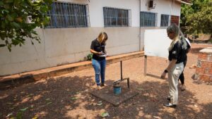 Alunos carregam baldes para usar banheiro e merenda é preparada com água contaminada em escola do TO, aponta MP Alunos carregam baldes para usar banheiro e merenda é preparada com água contaminada em escola do TO, aponta MP