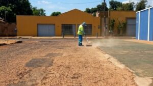 Trabalhadores da limpeza urbana de Porto Nacional relatam mal-estar no calor e pedem redução temporária da jornada