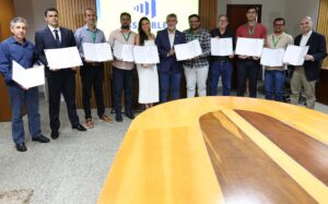 Aleto empossa mais 10 aprovados em concurso e anuncia nomeação dos últimos seis para novembro